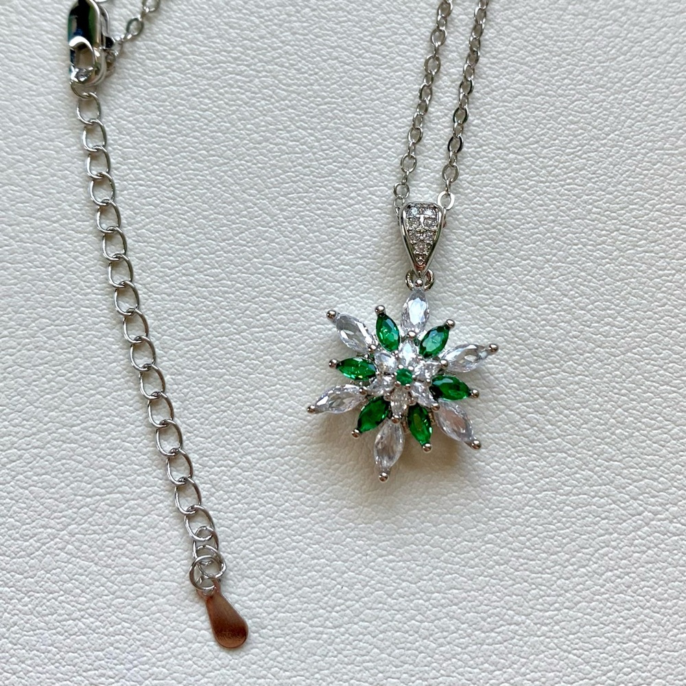 Elegant Silver and Green Floral Pendant Necklace